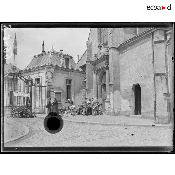 Villers-Cotterêts (Aisne). L'église Saint-Nicolas et à gauche, le foyer du soldat. [légende d'origine]