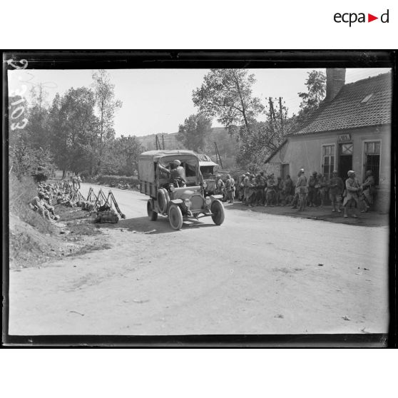 Canaplet (Oise). Colonne d’infanterie faisant halte au bord de la route. [légende d’origine]