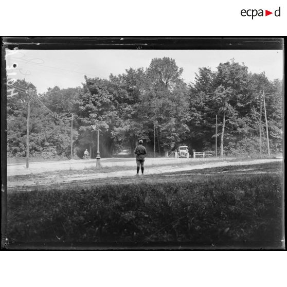 Lamorlaye (Oise). Forêt de la Lys. L’avenue conduisant à l’état-major. [légende d’origine]