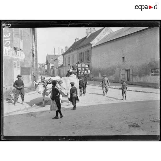 Gouvieux (Oise). Passage d’évacués. [légende d’origine]