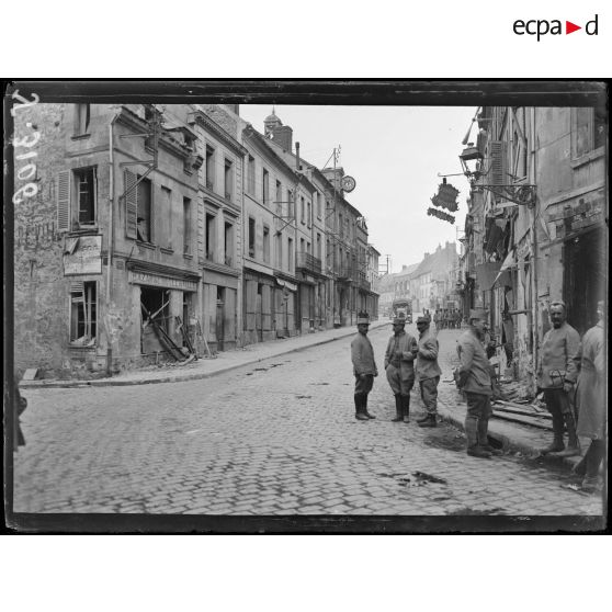 Crépy-en-Valois (Oise). La rue Nationale. Maisons atteintes par le bombardement. [légende d’origine]