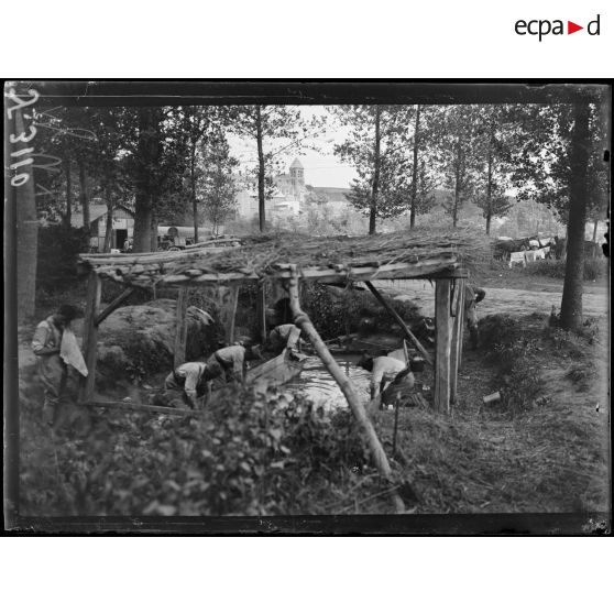 Retheuil (Aisne). Un cantonnement, le lavoir, au fond l’église. [légende d’origine]