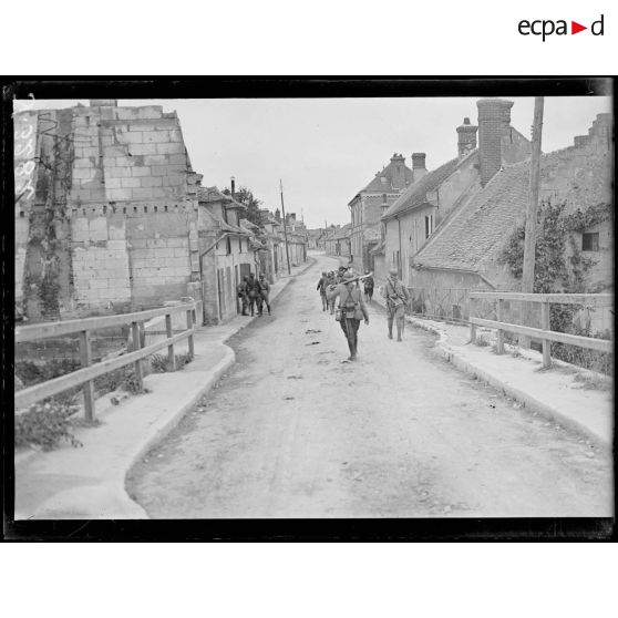 Choisy-au-Bac (Oise). L'entrée du village. [légende d'origine]