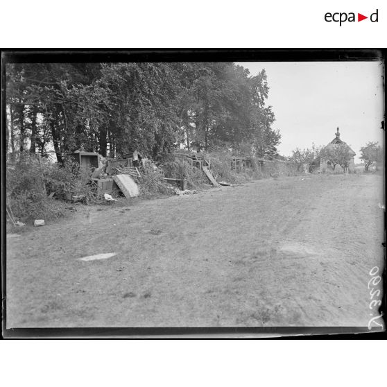 Forêt de Laigue (Oise). Campement fait de meubles abandonnés. [légende d'origine]