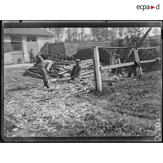 Lamorlaye (Oise). Camp de prisonniers allemands. Prisonniers faisant des piquets. [légende d'origine]