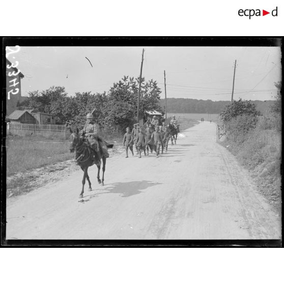 Halte de Villers-Cotterêts. (Aisne). Prisonniers allemands venant des lignes. [légende d'origine]