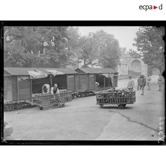 Verdun. A la citadelle, embarquement du pain pour le front. [légende d'origine]