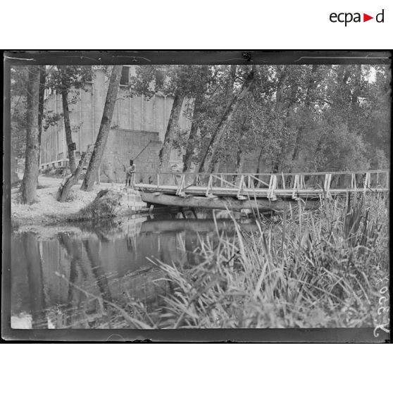 Verdun (Meuse). Près de la citadelle. Passerelle construite par le génie.