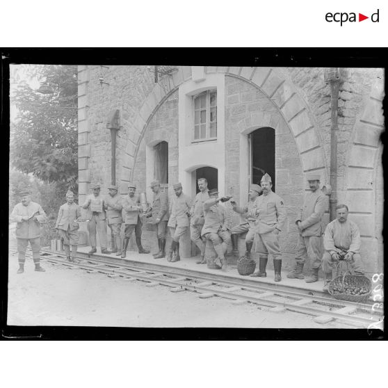 Verdun (Meuse). Près de la citadelle. La popote des sous-officiers. [légende d'origine]