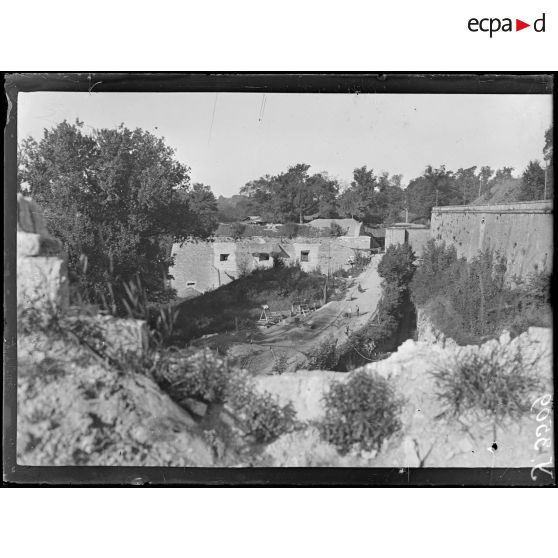 Verdun (Meuse). Un coin de la citadelle. [légende d'origine]