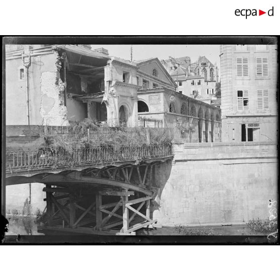 Verdun (Meuse). La bibliothèque et le coin de la rue de la Comédie. [légende d'origine]