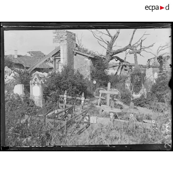 Marre (Meuse). Un coin du cimetière. [légende d'origine]