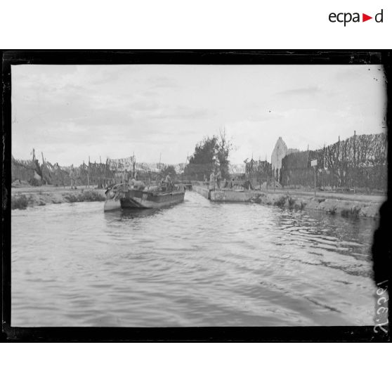 Bras (Meuse). Le bateau de ravitaillement. [légende d'origine]