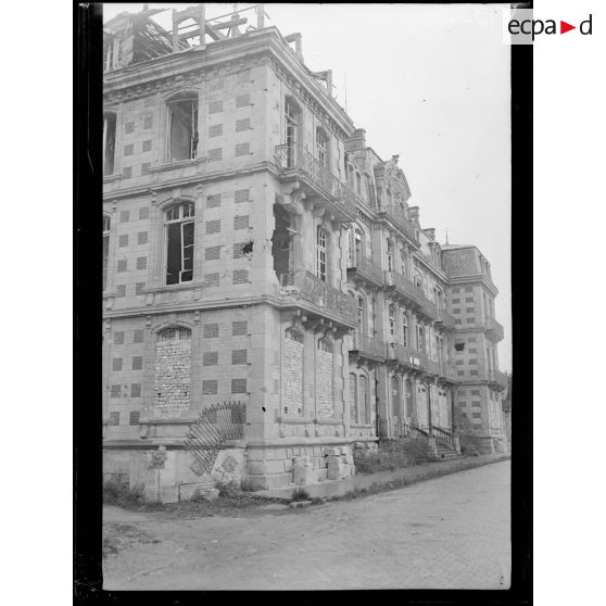 Verdun (Meuse). Le cercle militaire, partie bombardée en novembre 1917. [légende d'origine]