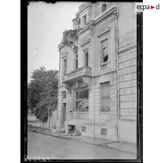 Verdun (Meuse). La Caisse d'Epargne, partie bombardée en mai 1917. [légende d'origine]