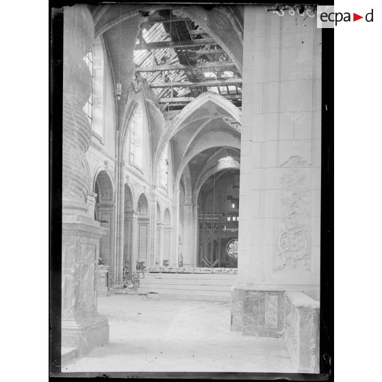 Verdun (Meuse). Intérieur de la cathédrale. Nouvel éboulement de la toiture. [légende d'origine]