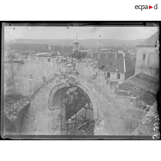 Verdun (Meuse). Brèche dans le toit de la cathédrale. [légende d'origine]