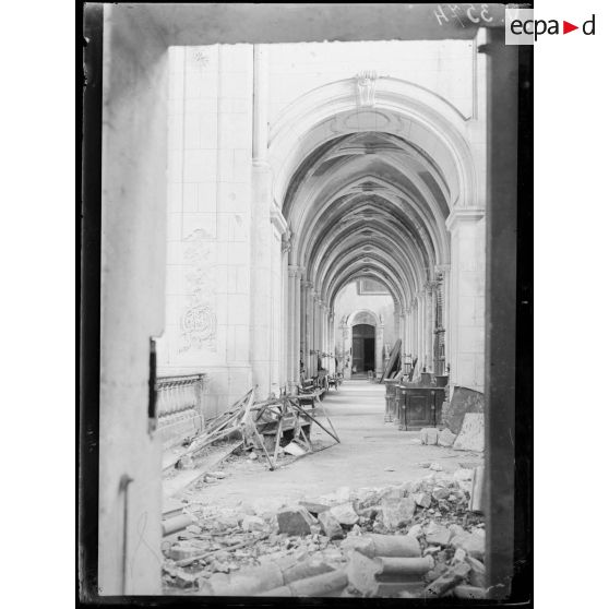 Verdun (Meuse). Intérieur de la cathédrale. Décombres provenant d'un nouvel éboulement du toit. [légende d'origine]