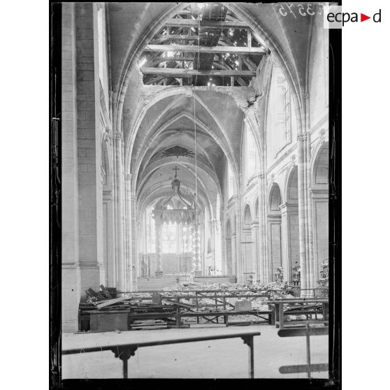 Verdun (Meuse). Intérieur de la cathédrale. Nouvel éboulement du toit. [légende d'origine]