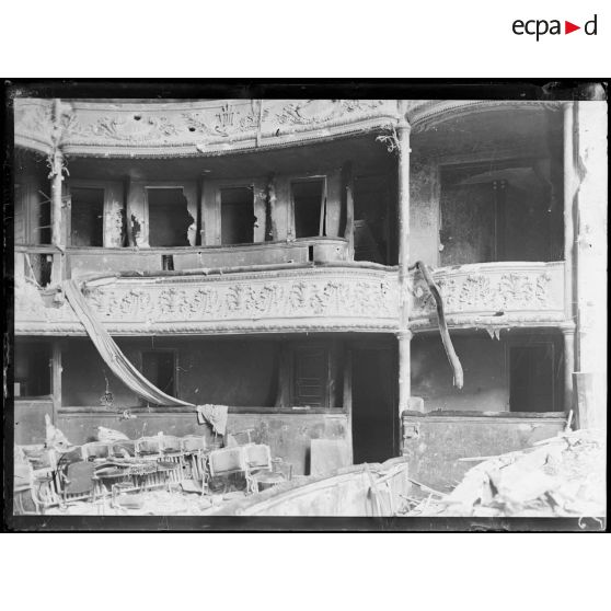 Verdun (Meuse). Intérieur du théâtre. La scène et les loges. [légende d'origine]