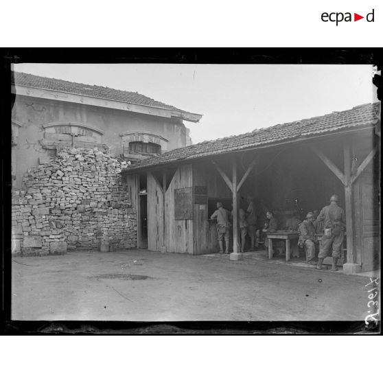 Verdun. Le foyer du soldat dans la cour de l'école communale du Faubourg Pavé. [légende d'origine]