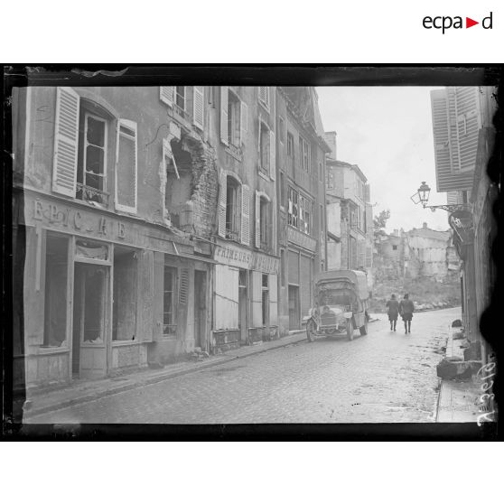 Verdun. Le n°25 rue Chaussée, bombardé en novembre 1917. [légende d'origine]