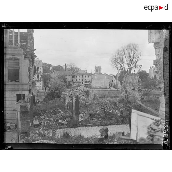 Verdun. Vue vers l'église Saint Sauveur prise de la rue des Rouyers. [légende d'origine]