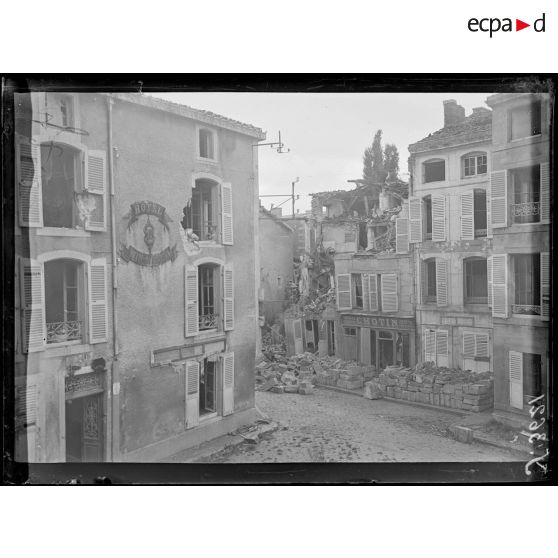 Verdun. L'hôtel Saint-Martin et le n°30 de la rue des Rouyers. [légende d'origine]