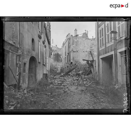 Verdun. La rue du Pont de la Magdeleine. [légende d'origine]