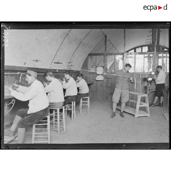 Fort de Vanves. Seine. Atelier de thermométrie médicale. Ensemble de l'atelier de thermométrie. [légende d'origine]