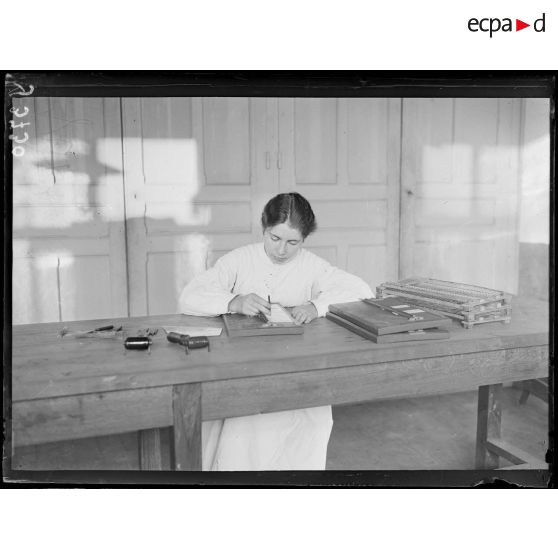 Fort de Vanves. Seine. Atelier de thermométrie médicale. Division de l'échelle. [légende d'origine]