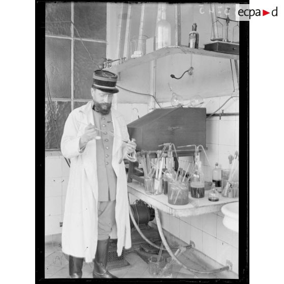 Val-de-Grâce. Paris. Médecin au travail dans son laboratoire. [légende d'origine]