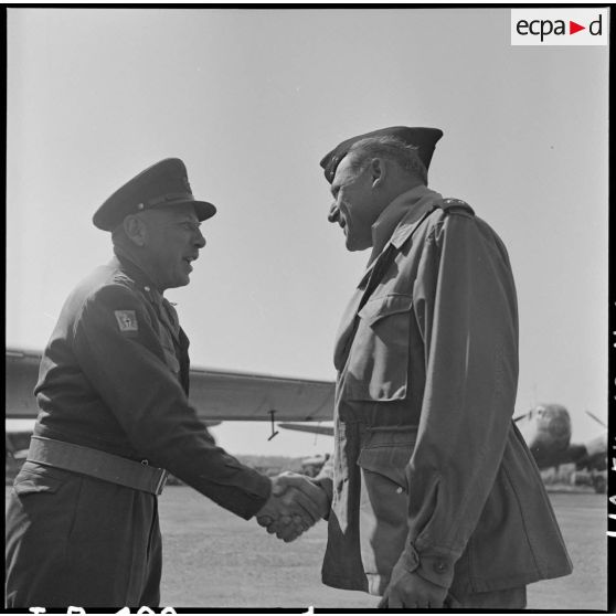 A son arrivée sur la base aérienne de Bach Mai, le général Loewen (à gauche), est accueilli par le général Cogny (à droite).