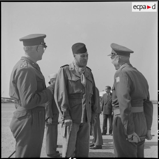 Le général Loewen (à droite), le général Cogny (à centre) et le général Spears sur la base aérienne de Bach Mai.