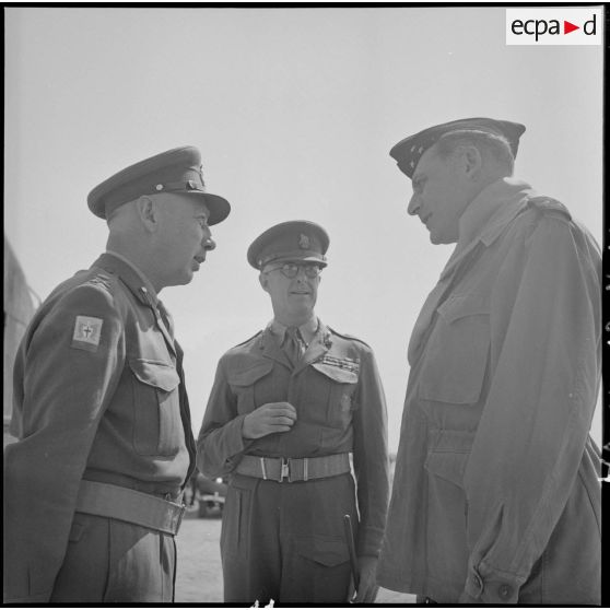 Le général Loewen (à gauche), le général Spears (au centre) et le général Cogny (à droite) sur la base aérienne de Bach Mai.