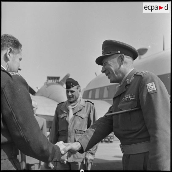 Le général Loewen (à droite) à son arrivée sur la base aérienne de Bach Mai.