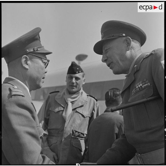 Le lieutenant-colonel Yen salue le général Loewen (à droite) à son arrivée sur la base aérienne de Bach Mai.