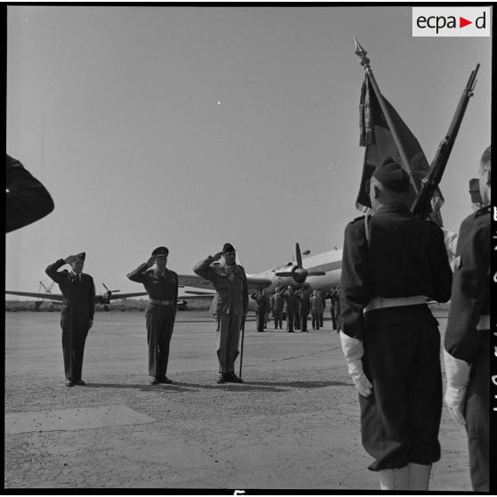 Le général Loewen et le général Cogny saluent les drapeaux.