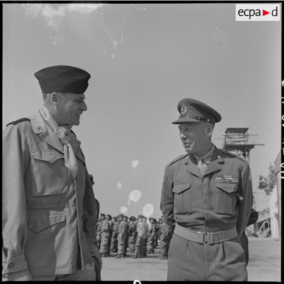 Le général Loewen (à droite) et le général Cogny (à gauche) sur la base aérienne de Bach Mai.