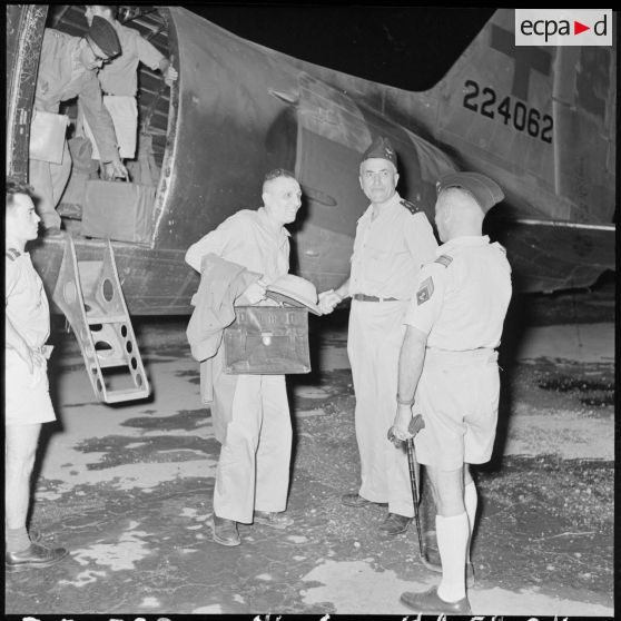 Le général Dechaux, commandant du GATac-Nord et le commandant de Maison Rouge, chef du cabinet du général Cogny, accueillent le professeur Huard à sa descente d'avion.