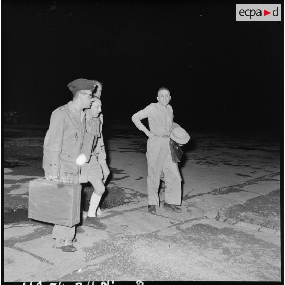 Le médecin colonel Chippaux, le médecin colonel Terramorsi, directeur du Service de santé des FTNV, le médecin colonel Allehaut et le professeur Huard sur le tarmac de Bach Mai.