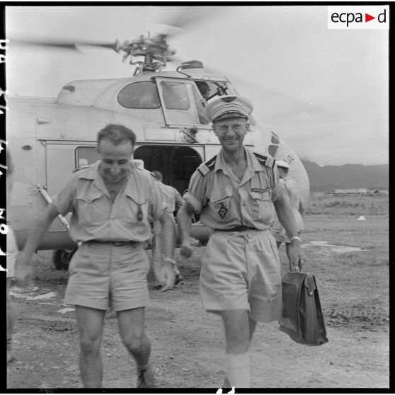 Officier de l'armée de l'Air devant un hélicoptère sanitaire.