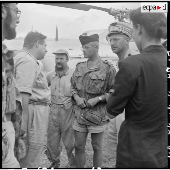 Le médecin-commandant Grauwin s'entretient avec le cameraman Gérard Py du SPI (Service presse information).