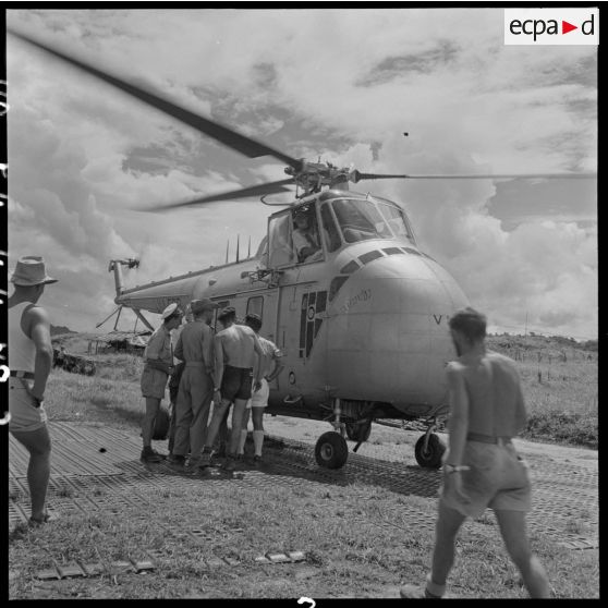 Hélicoptère sanitaire ayant atterri sur le terrain de Luang Prabang		.