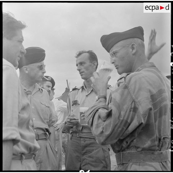 Le médecin-commandant Grauwin, chirurgien en chef de l'antenne de Diên Biên Phu, en compagnie d'un médecin-capitaine.