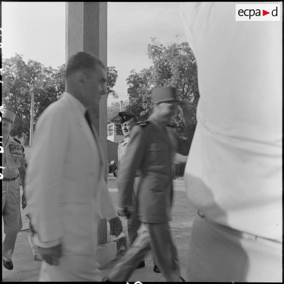 Le général Ely, commandant en chef en Indochine, entre dans la Maison de France.