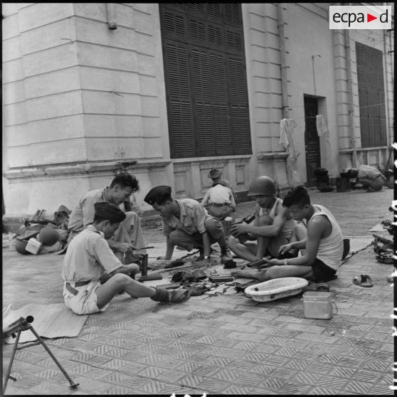 Soldats indochinois et leur armement sur un quai de la gare d'Hanoï.