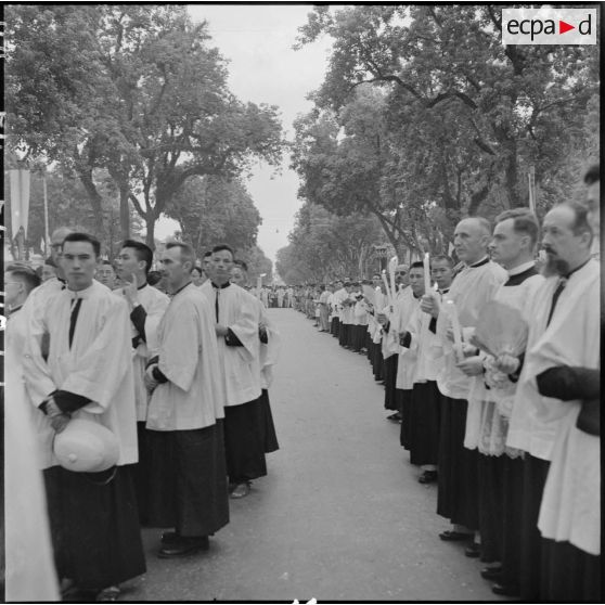 Religieux sur une avenue lors de la Fête-Dieu à Hanoï.