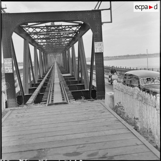 La voie ferrée du pont Paul Doumer (aujourd'hui Long Biên).