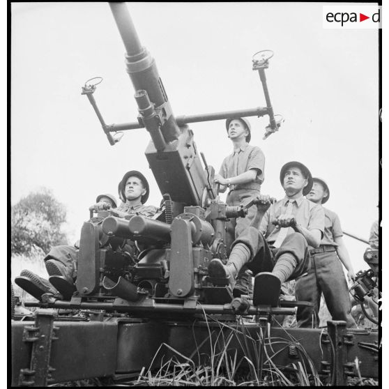 Lors d'une école à feu du 411e RAAA  (régiment d'artillerie antiaérienne) de la DMC (division de marche de Constantine), un canon de 40 mm Bofors est mis en batterie.